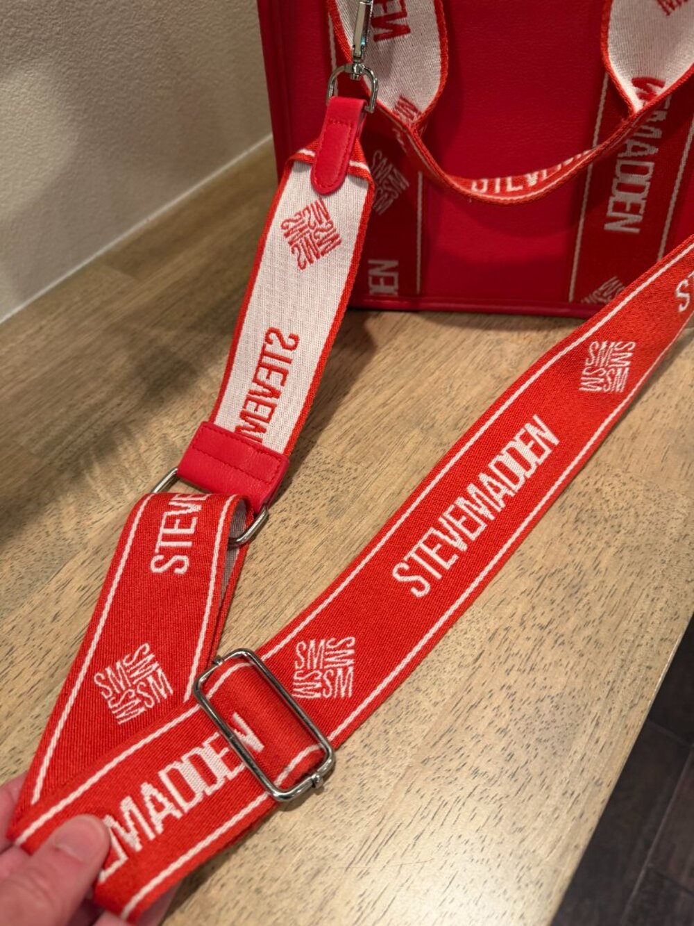 Steve Madden Red Crossbody Bag Webbed Guitar Logo Strap Like New - Picture 11 of 11